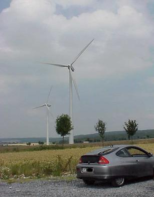 Der Insight vor einem Windkraftwerk